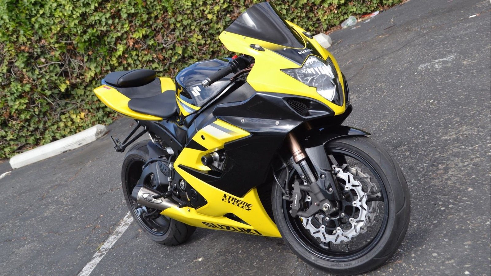 2005 Suzuki GSX-R1000 in yellow front third quarter view