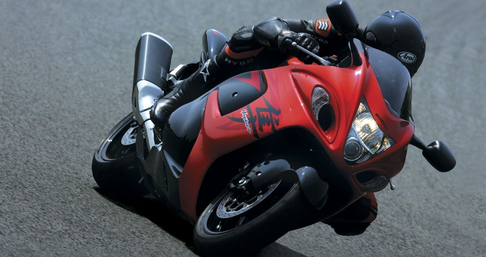 Front three-quarter profile of the 2008 Suzuki Hayabusa